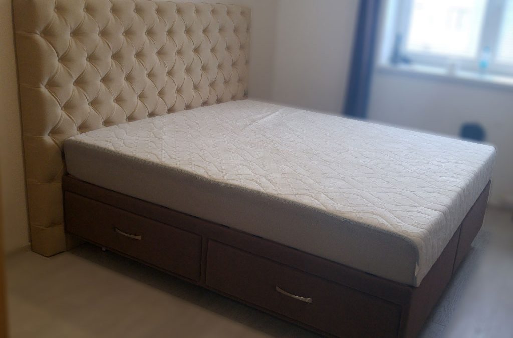 Celočalúnená posteľ s úložným priestorom
